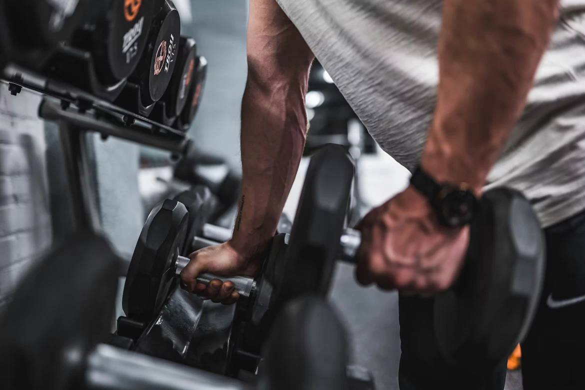 O sală de sport luminoasă și modernă